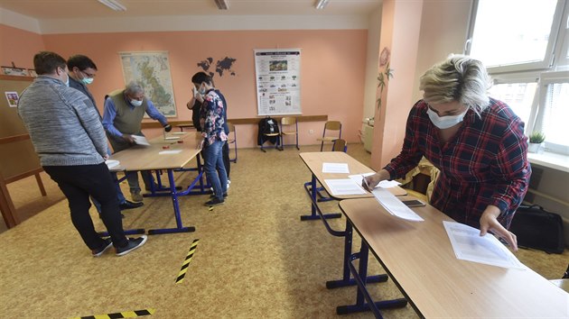 Členové volební komise v Základní škole Josefa Valčíka v Ostravě začínají sčítat hlasy po skončení 2. kola senátních voleb. (10. října 2020)