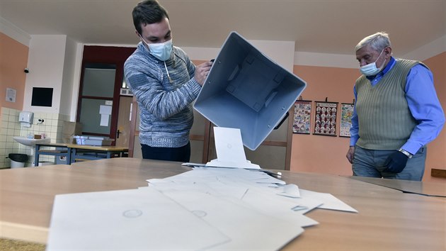 Členové volební komise v Základní škole Josefa Valčíka v Ostravě začínají sčítat hlasy po skončení 2. kola senátních voleb. (10. října 2020)