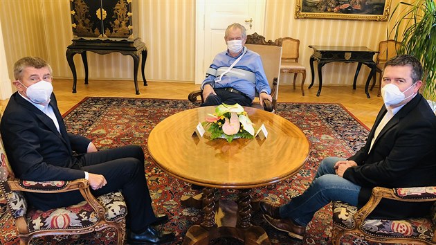 Prezident Milo Zeman (uprosted) pijal na zmku v Lnech pedsedu vldy Andreje Babie (vlevo) a mstopedsedu vldy a ministra vnitra Jana Hamka. (13. jna 2020)