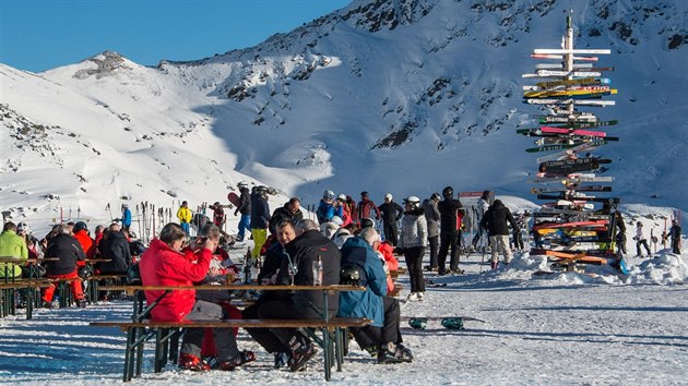 Turist v lyaskm stedisku Ischgl v beznu 2020.