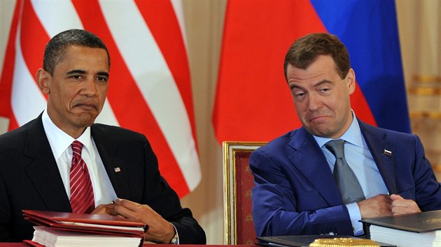 Prezidenti USA Barack Obama (vlevo) a Ruska Dmitrij Medvedv pi podpisu odzbrojovac smlouvy v Praze. (8. dubna 2010)