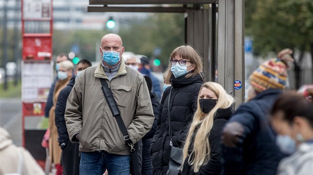 Povinnost nosit rouky plat od ter tak na zastvkch MHD. (15. jna 2020)