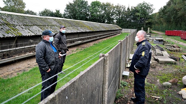 Policie na ko�e�inov� farm� v d�nsk�m Gjoelu, kde vypukl koronavirus (9. ��jna 2020)
