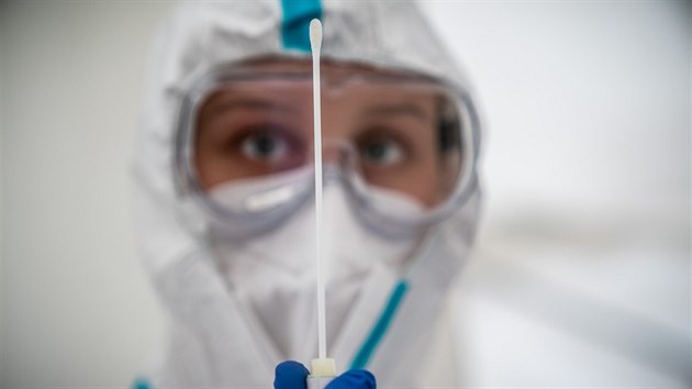 Zdravotnci v testovacm stedisku v Berln. (14. jna 2020)