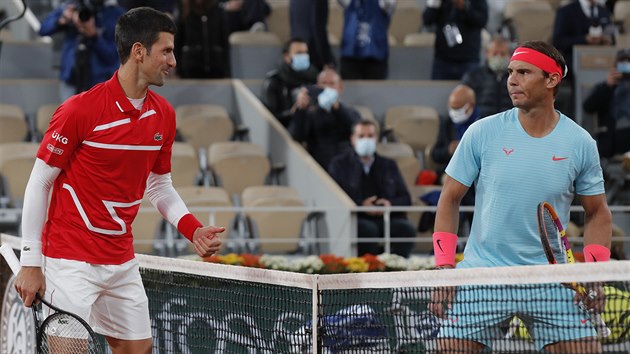 Srb Novak Djokovi (vlevo) a panl Rafael Nadal se zdrav u st ped zatkem finle Roland Garros.