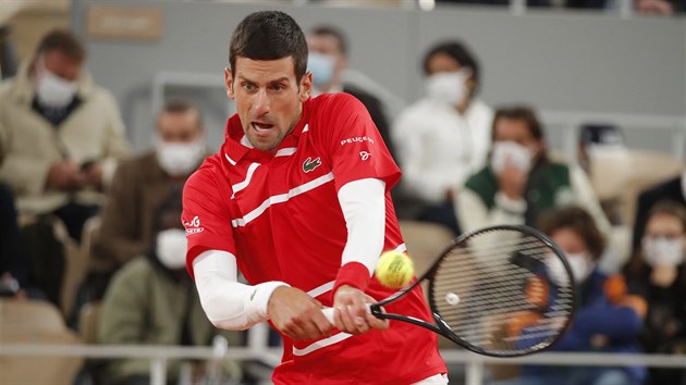 Srb Novak Djokovi hraje balonek ve finle Roland Garros.