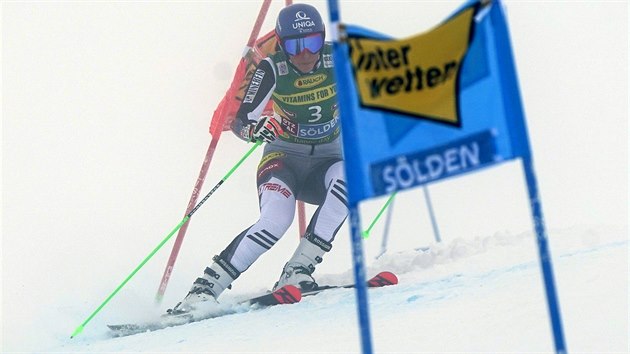Slovenka Petra Vlhov na trati obho slalomu v Sldenu