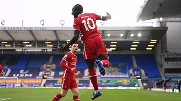 Sadio Man se raduje z branky. Spolu s nm spoluhr z Liverpoolu Andrew Robertson.