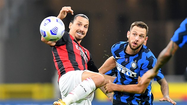Jak jinak ne s nohou nahoe zpracovv Zlatan Ibrahimovic (AC Miln) balon v zpase proti Interu.