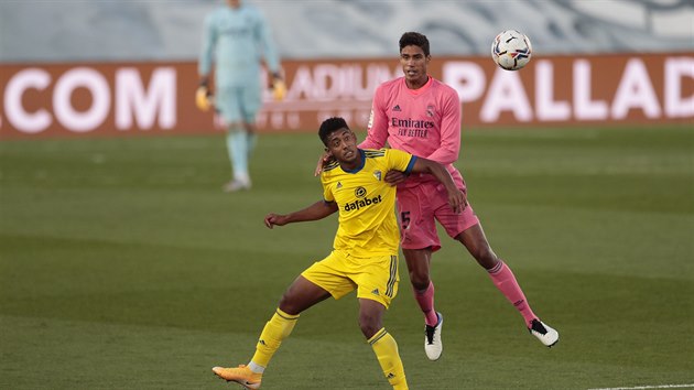 Raphael Varane (Real Madrid) se opr o Anthonyho Lozana z Cdizu.