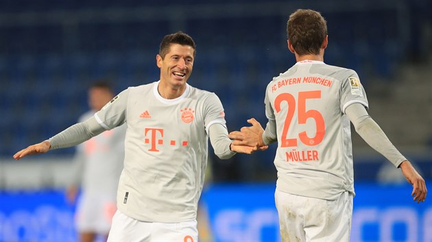 Robert Lewandowski si plc se spoluhrem z Bayernu Thomasem Mllerem.