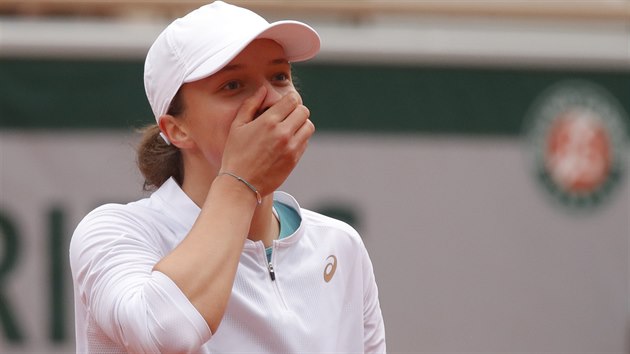 Iga Šwiateková se raduje z vítězství na Roland Garros.