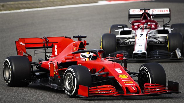 Sebastian Vettel se svm ferrari na trati Velk ceny Eifelu ped Kimim Rikknenem