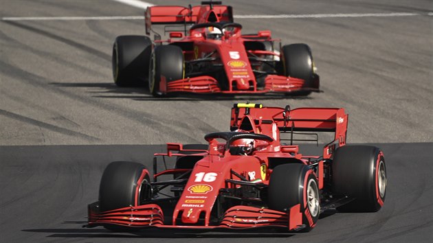 Charles Leclerc (v poped) a Sebastian Vettel bhem Velk ceny Eifelu