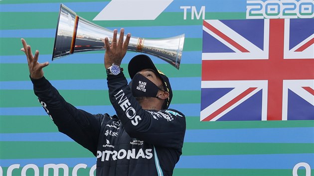 Lewis Hamilton na pdiu slav vtzstv ve Velk cen Eifelu.