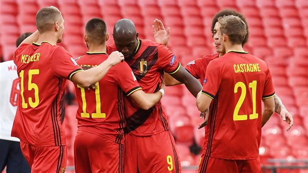 Belgičtí fotbalisté oslavují vstřelený gól v utkání proti Anglii. Trefil se Romelu Lukaku.
