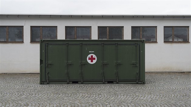Vojáci nakládají ve skladech v Hradci Králové materiál pro polní nemocnici, kterou armáda postaví v hale v pražských Letňanech pro pacienty s nemocí covid-19 (17. října 2020).