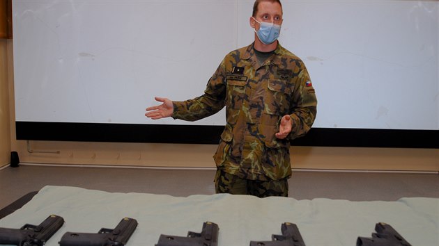 Střelecký simulátor pro armádu. Zástupce velitele 42. mechanizovaného praporu Jan Pařík