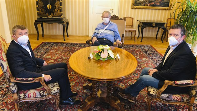 Prezident republiky Miloš Zeman (uprostřed) přijal 13. října 2020 na zámku v Lánech premiéra Andreje Babiše (vlevo) a ministra vnitra Jana Hamáčka