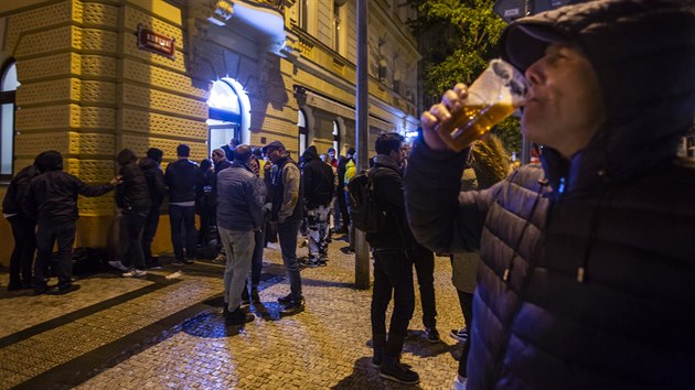 Restaurace, bary a hospody se v ter veer snaily na posledn chvli nalkat hosty ped druhm letonm uzavenm. Snmek je z podniku v prask Korunn ulici. (13. jna 2020)