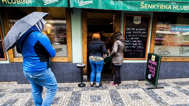 Ve středu v Česku začala platit zpřísněná opatření proti šíření koronaviru. Restaurace mohou prodávat jen přes výdejová okénka a pouze do 20 hodin. Snímek je z pražského Anděla. (14. října 2020)