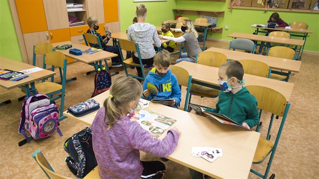 Děti si čtou a hrají karty na základní škole npr. Eliáše v Pardubicích. Do třídy docházejí děti lékařů, zdravotních sester, policistů a dalších profesí, které v Pardubicích pracují v tzv. první linii v boji s novým typem koronaviru. (15. října 2020)