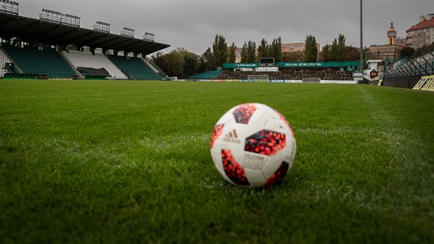 Kvli vldnm opatenm proti en koronaviru byla zruena i fotbalov utkn nejvy domc soute. Podvejte se na snmky z oputnho stadionu fotbalovho klubu Bohemians Praha 1905. (15. jna 2020)