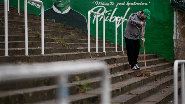 Kvli vldnm opatenm proti en koronaviru byla zruena i fotbalov utkn nejvy domc soute. Podvejte se na snmky z oputnho stadionu fotbalovho klubu Bohemians Praha 1905. (15. jna 2020)