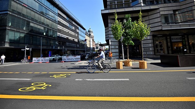 Nkter ulice v Berln se cel promnily v provizorn cyklostezky. (16. z 2020)