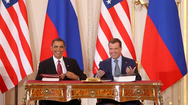 Barack Obama (vlevo) a Dmitrij Medvedv pi podpisu odzbrojovac smlouvy v Praze. (8. dubna 2010)