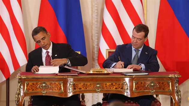 Barack Obama (vlevo) a Dmitrij Medvedv pi podpisu odzbrojovac smlouvy v Praze. (8. dubna 2010)