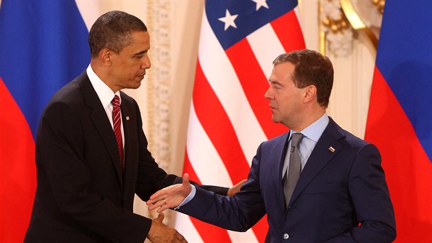 Barack Obama (vlevo) a Dmitrij Medvedv pi podpisu odzbrojovac smlouvy v Praze. (8. dubna 2010)