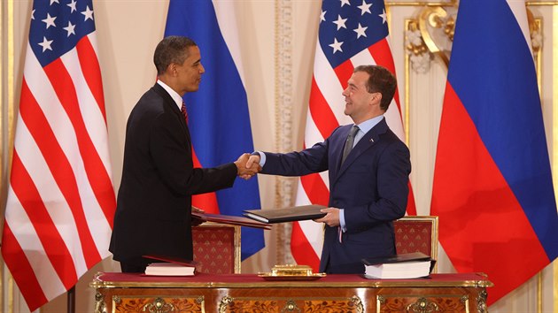 Barack Obama (vlevo) a Dmitrij Medvedv pi podpisu odzbrojovac smlouvy v...