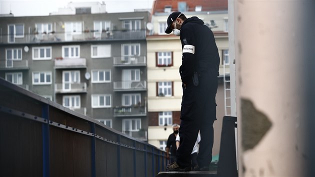 Policist z tvaru Nrodn centrly proti organizovanmu zloinu (na snmku) zasahuj v prask budov Sportcentra Slavoj Vyehrad. (16. jna 2020)