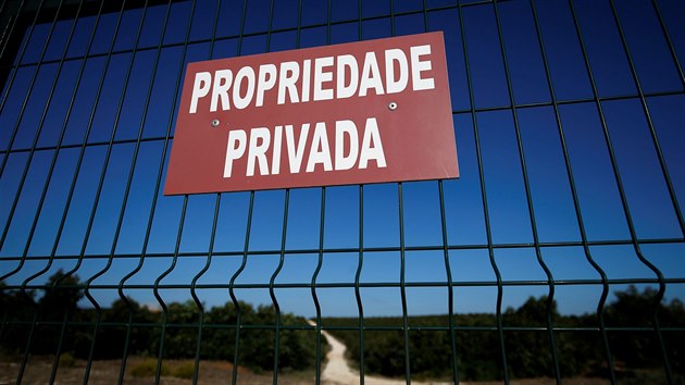 Oplocen se zkazem vstupu na avokdovou plant u msta Lagos v portugalskm Algarve. (5. jna 2020)