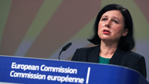 Místopředsedkyně Evropské komise Věra Jourová představuje v Bruselu rámec EU pro národní strategii integrace Romů. (7. října 2020)
