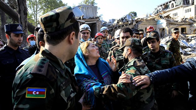 Žena pátrá po svých příbuzných, kteří se ztratili během bojů o Náhorní Karabach. (11. října 2020)