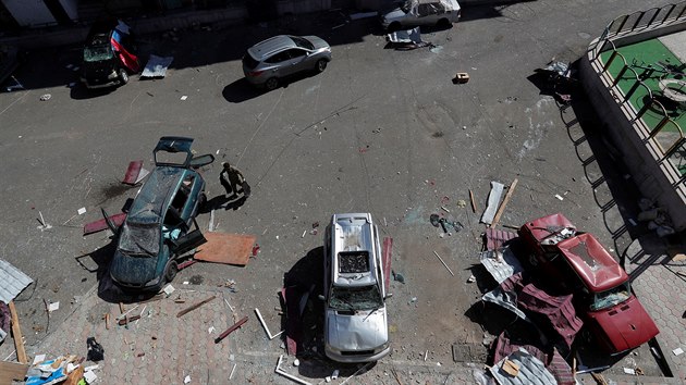 Poničená auta zasažená během bojů o Náhorní Karabach (11. října 2020)