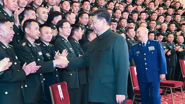 Čínský prezident Si Ťin-pching si podává ruce s armádními představiteli během návštěvy města Kchun-ming.