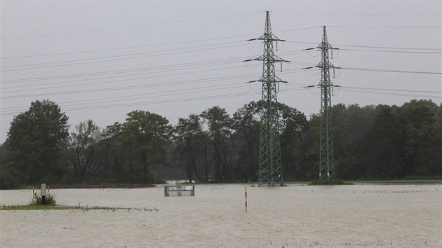 Řeka Odra se vylila i mezi ostravskými částmi Polanka nad Odrou a Nová Bělá. (14. října 2020)