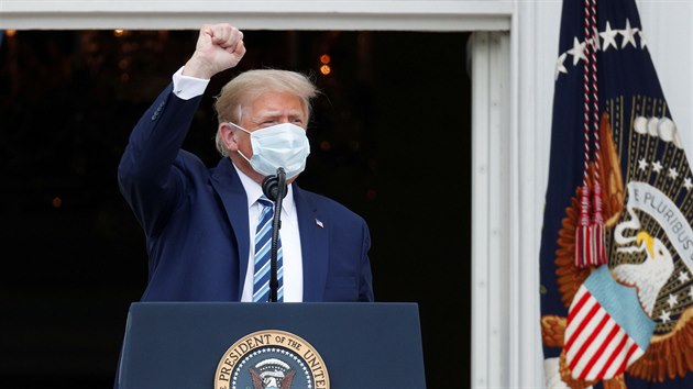 Americk prezident Donald Trump se poprv od nvratu z nemocnice do Blho domu ukzal na veejnosti, k lidem promluvil z balkonu. (10. jna 2020)