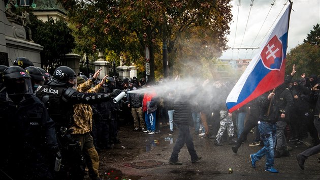 V Bratislav se selo nkolik stovek fotbalovch fanouk a pznivc krajn pravice na protest proti aktulnm opatenm proti en koronaviru. Demonstranti poadovali i odstoupen premira Igora Matovie. (17. jna 2020)