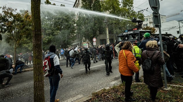 V Bratislav se selo nkolik stovek fotbalovch fanouk a pznivc krajn pravice na protest proti aktulnm opatenm proti en koronaviru. Demonstranti poadovali i odstoupen premira Igora Matovie. (17. jna 2020)