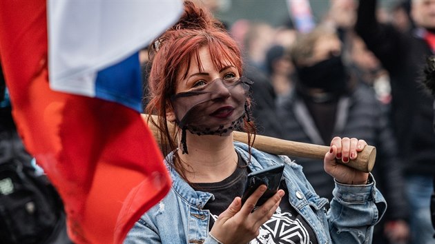 V Bratislav se selo nkolik stovek fotbalovch fanouk a pznivc krajn pravice na protest proti aktulnm opatenm proti en koronaviru. Demonstranti poadovali i odstoupen premira Igora Matovie. (17. jna 2020)