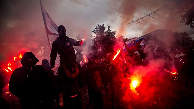 V Bratislavě se sešlo několik stovek fotbalových fanoušků a příznivců krajní pravice na protest proti aktuálním opatřením proti šíření koronaviru. Demonstranti požadovali i odstoupení premiéra Igora Matoviče. (17. října 2020)