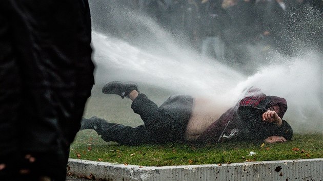 V Bratislav se selo nkolik stovek fotbalovch fanouk a pznivc krajn pravice na protest proti aktulnm opatenm proti en koronaviru. Demonstranti poadovali i odstoupen premira Igora Matovie. (17. jna 2020)