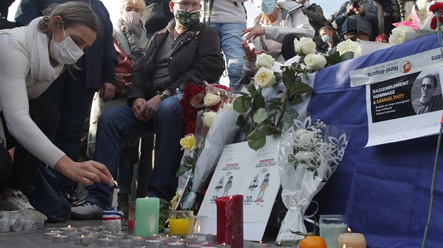 Desetitisce lid po cel Francii uctily pamtku stedokolskho uitele Samuela Patyho, kterho na paskm pedmst zabil mladk eenskho pvodu. (18. jna 2020)