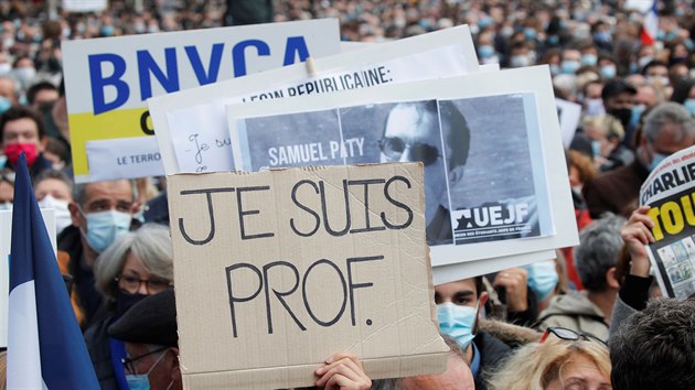 Desetitisce lid po cel Francii uctily pamtku stedokolskho uitele Samuela Patyho, kterho na paskm pedmst zabil mladk eenskho pvodu. Mnoz astnci si pinesli vytitn hesla #JeSuisProf a #JeSuisEnseignant (#JsemUitel). (18. jna 2020)