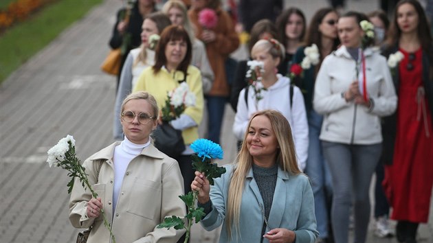 Minskem na protest znovu pochodovaly eny. (10. jna 2020)