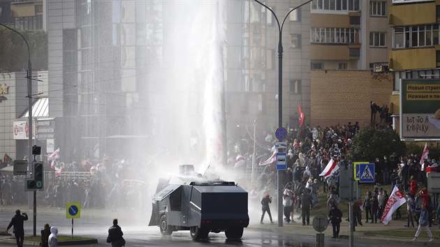 Blorusk policie zasahuje na demonstraci proti zfalovanm prezidentskm volbm. (4. jna 2020)